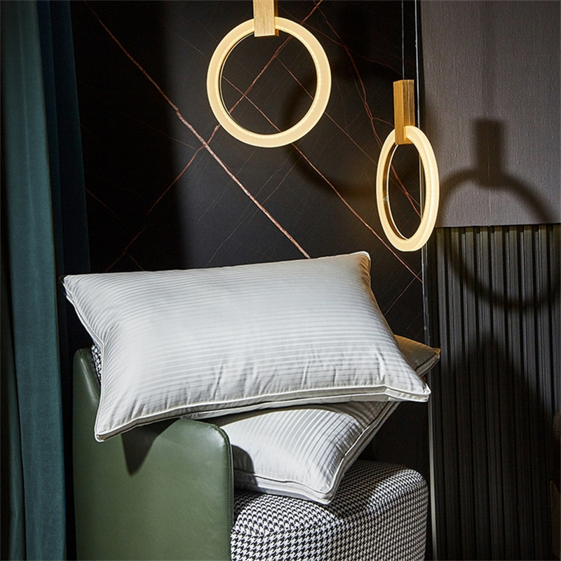 Bantal Isi Tiga Lapis Duck Down Bantal Bergaris Saten Bantal Isi Tiga Lapis Duck Down Bantal Bergaris Saten