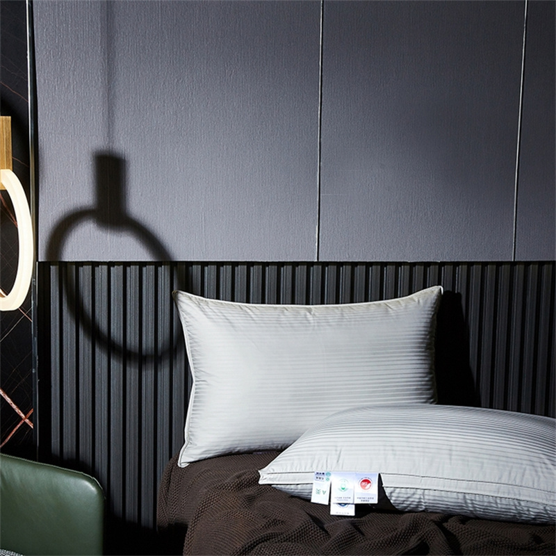 Bantal Isi Tiga Lapis Duck Down Bantal Bergaris Saten Bantal Isi Tiga Lapis Duck Down Bantal Bergaris Saten