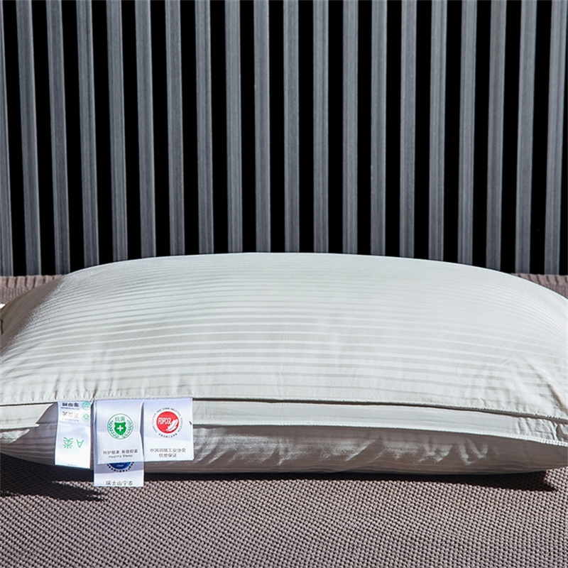 Bantal Isi Tiga Lapis Duck Down Bantal Bergaris Saten Bantal Isi Tiga Lapis Duck Down Bantal Bergaris Saten