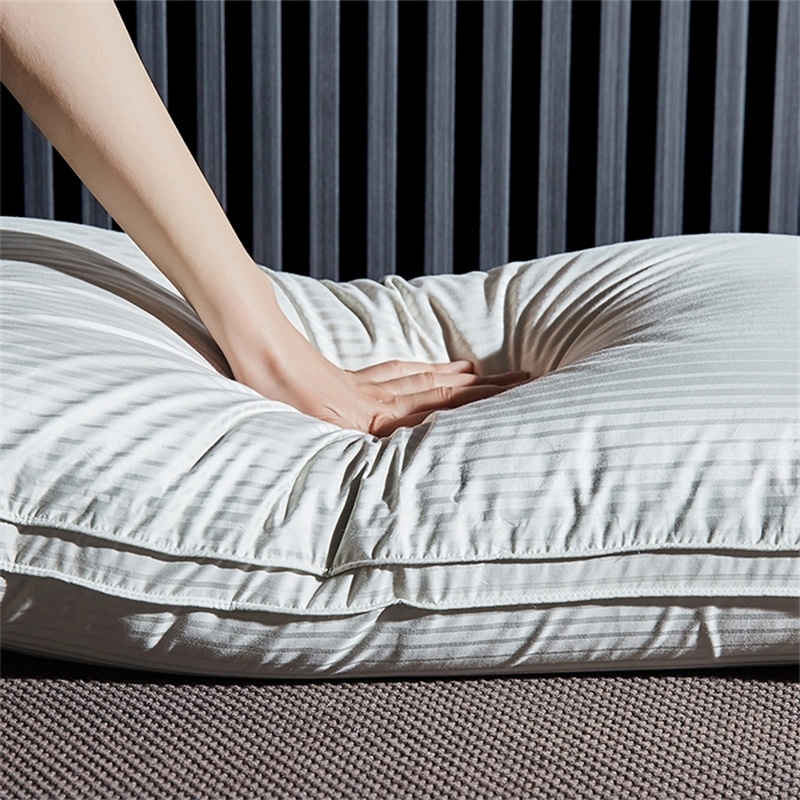 Bantal Isi Tiga Lapis Duck Down Bantal Bergaris Saten Bantal Isi Tiga Lapis Duck Down Bantal Bergaris Saten